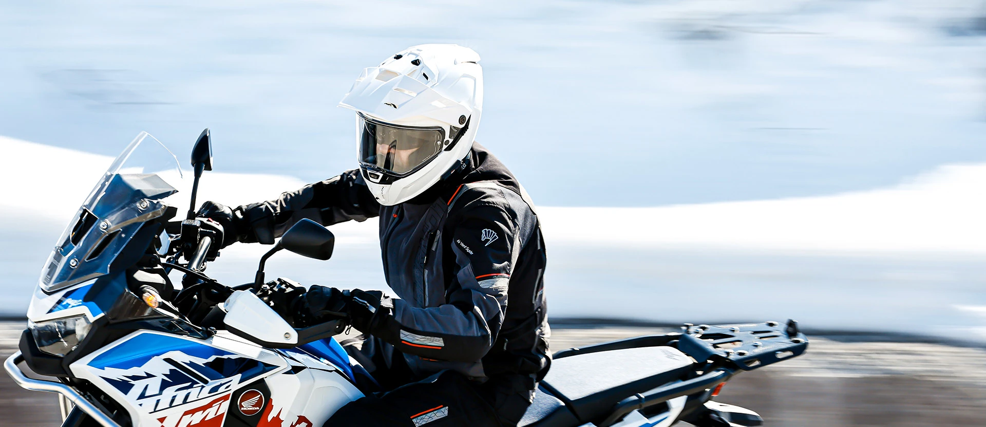 Motocyklista w kasku CABERG podczas jazdy turystycznej